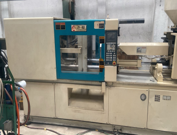 INJETORA DE PLÁSTICOS - LK MACHINERY - POTENZA 160 TONELADAS - ANO 2007