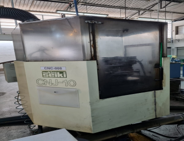 Foto: AFIADORA CNC - MAKINO 7 EIXOS - MODELO CNJ-10-SB - PARA FABRICAR E AFIAR FERRAMENTAS - COMANDO FANUC - ANO 1991