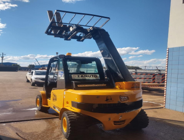 EMPILHADEIRA TELESCÓPICA JCB TLT35 - CAPACIDADE 3500 KGS - LANÇA ESTENDIDA 4400MM - ANO 2010
