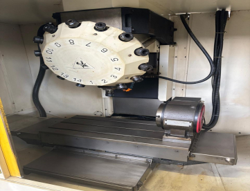 Foto: LOTE DE DUAS MÁQUINAS - 1 CENTRO DE USINAGEM VERTICAL - FANUC - ROBODRILL - T14i-FL - ANO 2008 - COM 4 EIXO DDR - I TORNO CNC MARCA TWINHORN ANO 2010