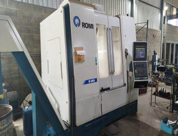 CENTRO DE USINAGEM VERTICAL - ROMI - D800 - ANO 2021 - COM 4º EIXO E REFRIGERAÇÃO INTERNA SPINDLE