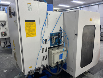 Foto: CENTRO DE USINAGEM VERTICAL - ROMI - DISCOVERY 560 - 560 x 406 x 508 - ANO 2000 - COMANDO SIEMENS