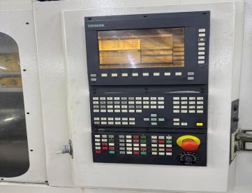 Foto: CENTRO DE USINAGEM VERTICAL - ROMI - DISCOVERY 560 - 560 x 406 x 508 - ANO 2000 - COMANDO SIEMENS