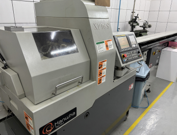TORNO CNC AUTOMÁTICO DE CABEÇOTE MÓVEL - HANWHA - CP16S - ANO 2010 - COM ALIMENTADOR DE BARRAS .