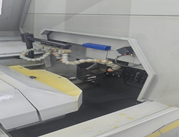 Foto: TORNO CNC AUTOMÁTICO DE CABEÇOTE MÓVEL - HANWHA - CP16S - ANO 2010 - COM ALIMENTADOR DE BARRAS .