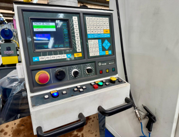 Foto: TORNO VERTICAL CNC - ROMI - V90 - COMANDO MACH9 - PLACA HIDRÁULICA 920 MM - COM NR12