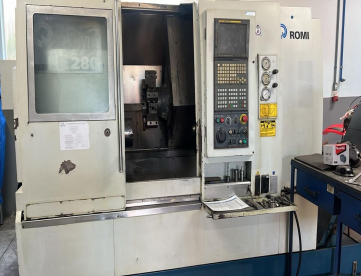 CENTRO DE TORNEAMENTO - ROMI - E280 - ANO 2006 - NÃO TEM FERRAMENTA  ACIONADA