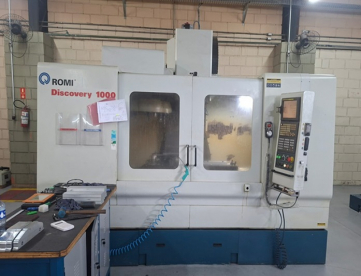 CENTRO DE USINAGEM VERTICAL - ROMI - DISCOVERY 1000 - ANO 2003 - 1020 x 510 x 640 MM - COM 4º EIXO