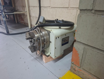 Foto: CENTRO DE USINAGEM VERTICAL - ROMI - DISCOVERY 1000 - ANO 2003 - 1020 x 510 x 640 MM - COM 4º EIXO