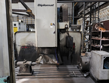 Foto: FRESADORA CNC - DIPLOMAT - PETRUS 80160R - 1550MM X 720MM X 720MM - COM QUARTO EIXO - ANO 2008