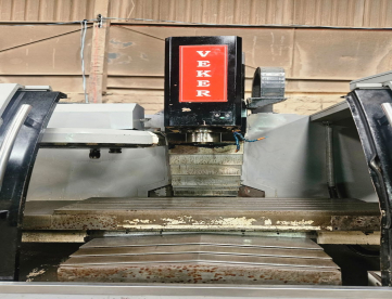 Foto: CENTRO DE USINAGEM VERTICAL - VEKER - CVK1000D - ANO 2008 - 1000 x 500 x 550 MM