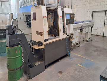 TORNO CNC AUTOMÁTICO DE CABEÇOTE MÓVEL - HJM - SQC38 - ANO 2013 - COM ALIMENTADOR DE BARRAS