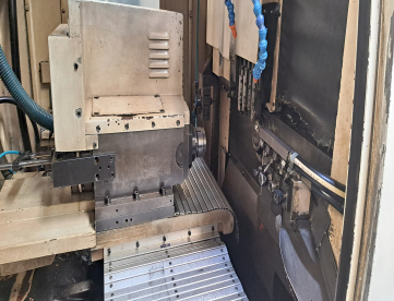 Foto: TORNO CNC AUTOMÁTICO DE CABEÇOTE MÓVEL - HJM - SQC38 - ANO 2013 - COM ALIMENTADOR DE BARRAS