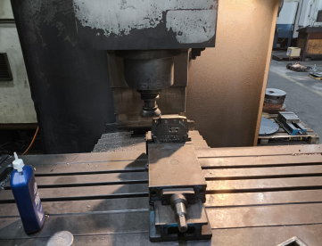 Foto: FRESADORA CNC - TRAVIS - M6  - 1000 x 500 x 530MM - ANO 2009