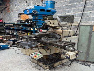 Foto: FRESADORA FERRAMENTEIRA - SINITRON - ISO 30 - ANO 2005 - ACOMPANHA MORSA E JOGO DE PINÇA