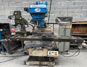 FRESADORA FERRAMENTEIRA - SINITRON - ISO 30 - ANO 2005 - ACOMPANHA MORSA E JOGO DE PINÇA