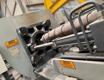 Foto: INJETORA DE PLÁSTICO - SANDRETTO - SB Uno 612/165T - ANO 2001