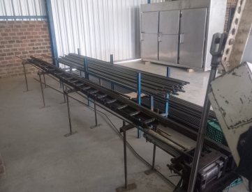 Foto: SERRA DE FITA HORIZONTAL - COM ALIMENTADOR DE BARRAS AUTOMÁTICO