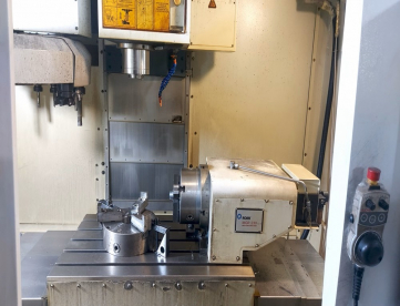 Foto: CENTRO DE USINAGEM - ROMI - D600 - 600 x 530 x 580 - ANO 2011 - COM QUARTO EIXO - COMANDO FANUC