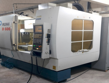 Foto: CENTRO DE USINAGEM - ROMI - D600 - 600 x 530 x 580 - ANO 2011 - COM QUARTO EIXO - COMANDO FANUC
