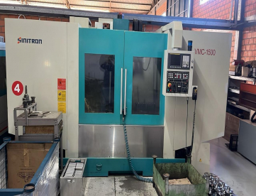 CENTRO DE USINAGEM VERTICAL - SINITRON - VMC 1500 - ANO 2013 - 1500 X 740 X 680 - COMANDO FANUC