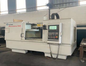 CENTRO DE USINAGEM VERTICAL - ROMI - DISCOVERY 760 - ANO 2004 - 760 x 406 x 508 MM - COMANDO SIEMENS