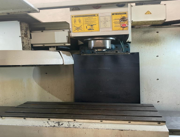 Foto: CENTRO DE USINAGEM VERTICAL - ROMI - DISCOVERY 760 - ANO 2004 - 760 x 406 x 508 MM - COMANDO SIEMENS