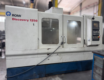 CENTRO DE USINAGEM VERTICAL - ROMI - D1250 - 1250 x 610 x 640 - ANO 2002 - COMANDO SIEMENS 810D