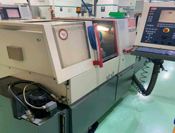 TORNO CNC AUTOMÁTICO DE CABEÇOTE MÓVEL - TRAUB - TNL12/7 - ANO 1998
