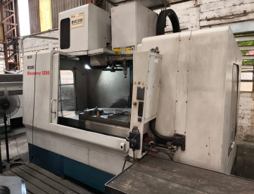 Foto: CENTRO DE USINAGEM VERTICAL - ROMI - DISCOVERY 1250 - ANO 2004 - REFRIGERAÇÃO SPINDLE - COMANDO FANUC