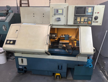 RETIFICA CILINDRICA CNC - MONTADA EM UM TORNO CNC GALAXY 10 - COMANDO MACH 6 - MÁQUINA FABRICADA PELA PRÓPRIA ROMI - ANO 2007