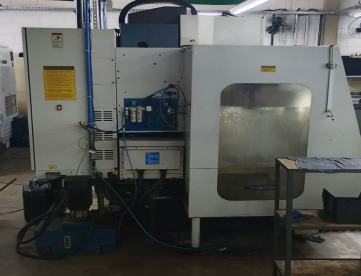 Foto: CENTRO DE USINAGEM VERTICAL - ROMI - DISCOVERY 560 - ANO 2002 - COM 4º EIXO - COMANDO SIEMENS