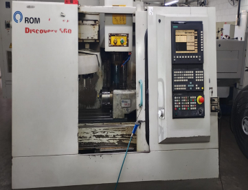 CENTRO DE USINAGEM VERTICAL - ROMI - DISCOVERY 560 - ANO 2002 - COM 4º EIXO - COMANDO SIEMENS