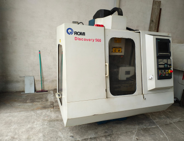 CENTRO DE USINAGEM VERTICAL - ROMI - DISCOVERY 560 - ANO 2002 - COM 4º EIXO - COMANDO SIEMENS