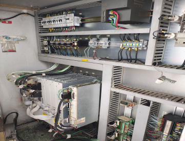 Foto: CENTRO DE USINAGEM VERTICAL - ROMI - DISCOVERY 560 - ANO 2002 - COM 4º EIXO - COMANDO SIEMENS