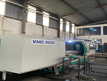 CENTRO DE USINAGEM VERTICAL - SINITRON - VMC 3000 - ANO 2011 - 3.000 x 900 x 850 MM - COMANDO MITSUBISHI