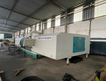 Foto: CENTRO DE USINAGEM VERTICAL - SINITRON - VMC 3000 - ANO 2011 - 3.000 x 900 x 850 MM - COMANDO MITSUBISHI