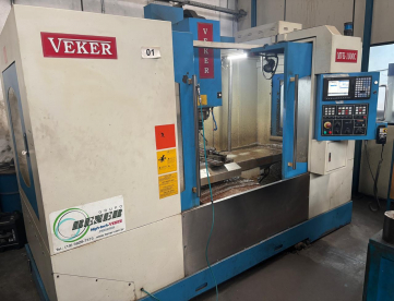 CENTRO DE USINAGEM VERTICAL - VEKER - MVK 1000C - ANO 2010 - COMANDO MITSUBICHI - 1000 x 500 x 570MM
