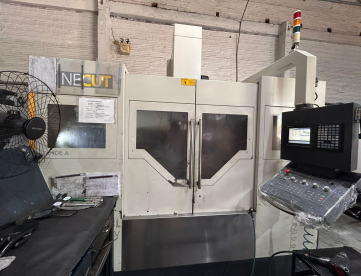 CENTRO DE USINAGEM VERTICAL - FINECUT - SMV 1060 H3L - ANO 2012 - 1000x600x550 - COMANDO MITSUBISHI M70 - COM 4º EIXO DETRON