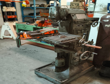 FRESADORA UNIVERSAL - VIGORELLI - FF1 - MESA: 700 X 360MM - SEM DIGITAL - ANO 1968