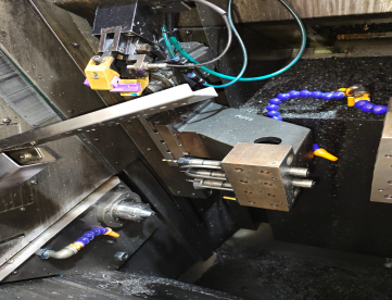 Foto: TORNO CNC AUTOMÁTICO DE CABEÇOTE MÓVEL - TORNOS - DECO SIGMA 20 - ANO 2007