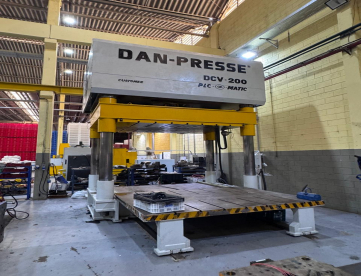 PRENSA HIDRAÚLICA DE AJUSTE DE MOLDES - DAN PRESSE - DCV-200 - MESA FIXA 2500 X 2000 - ANO 2005