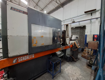 INJETORA DE PLÁSTICOS - SANDRETTO - 1334/270 TONELADAS /SERIE OTTO AT 270 T - ANO 1997