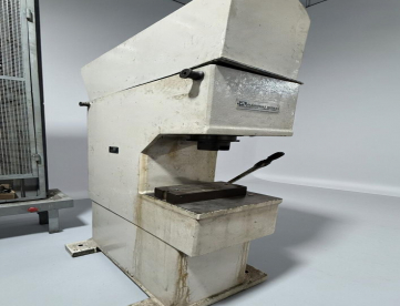 Foto: ENDIREITADEIRA HIDRÁULICA - BREGA - HR 16 - ANO 1994