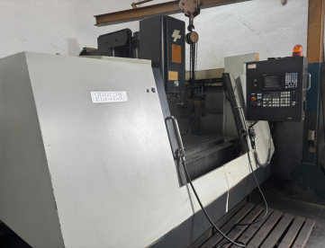 Foto: CENTRO DE USINAGEM VERTICAL - FEELER - FV1300 - COM 4º EIXO - 1300 x 610 x 560 - ANO 2007