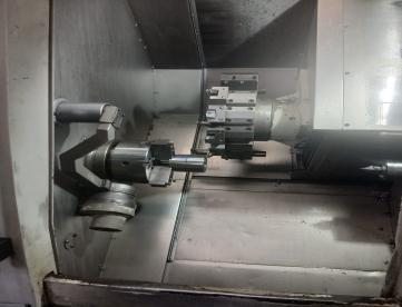 Foto: CENTRO DE TORNEAMENTO - ROMI - E280 - COM FERRAMENTA ACIONADA - COMANDO FANUC - ANO 2007