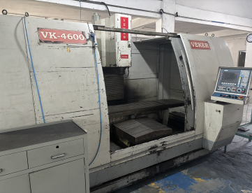 FRESADORA CNC - VEKER - VK 4600 - 1500 X 700 X 700 - ANO 2001