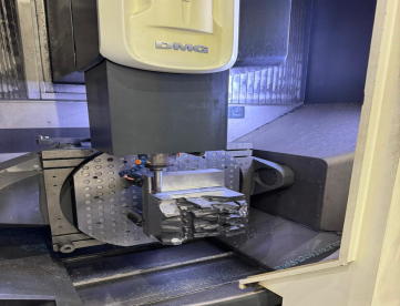 Foto: CENTRO DE USINAGEM 05 EIXOS - DMG - DMU 85 - ANO 2012 - 935 x 850 x 650 MM - COMANDO HEINDENHAIN