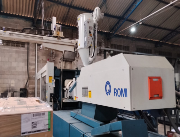 INJETORA DE PLÁSTICOS - ROMI - PRIMAX 450 - ANO 1999 - RETROFITADA 2025 + ROBO STARSEIKI
