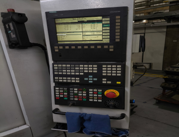 Foto: CENTRO DE USINAGEM VERTICAL - ROMI - DISCOVERY 1250 - ANO 2007 - COMANDO CNC SIEMENS - 1270 x 610 x 640 MM